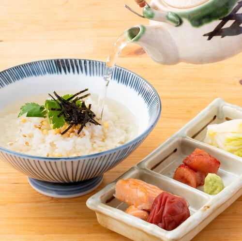 高湯茶泡飯（鮭魚、鱈魚子、梅子醬三種配料）