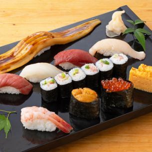 配有不同配料的高级寿司（8 个握寿司、卷寿司、鸡蛋装饰）