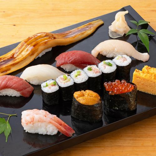 附有不同配料的高級壽司（8 個握壽司、卷壽司、雞蛋裝飾）
