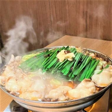 [All-you-can-eat offal included] Hakata specialty offal hotpot♪ Oita specialty fried Usa chicken and freshly caught squid sashimi are also included for a hearty meal! 5,500 yen