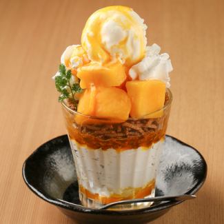 Glass parfait around mango