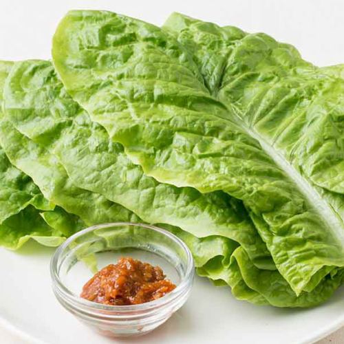Lettuce / French salad with tomato and onion