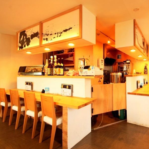 【1 ~ 9 people】 Hinoki's low counter is uncomfortable! The hanging shelf is written by a calligrapher's teacher.It is also good to relax at your own expense slowly, enjoying recommended dishes and sake while enjoying a conversation by arranging your shoulders with a couple or couple.We are waiting for you from the same staff.
