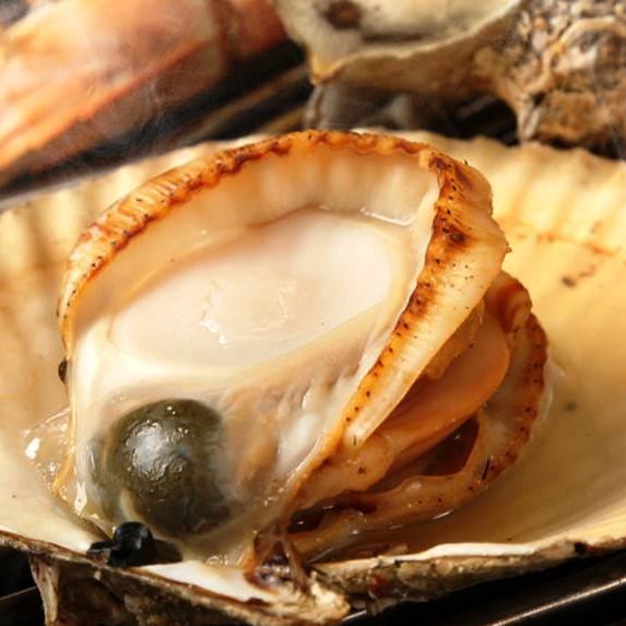 Enjoy Hamayaki! We purchase shelled scallops from Hokkaido from Tsukiji Market.Grilled scallops with shell 480 yen