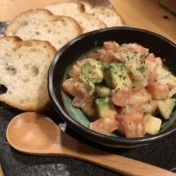 サーモンとアボカドのバケット添え