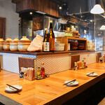 スタッフと会話を楽しむのも良し！1人でしっぽり飲むのも良し！