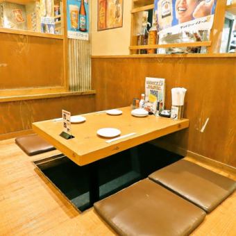 [Horigotatsu seat for 4 people] We have prepared a horigotatsu seat where you can relax and relax.Enjoy delicious fried chicken and alcohol in a stylish atmosphere! Courses with all-you-can-drink start from 3,300 yen.Perfect for a small group drinking party or girls' night out♪
