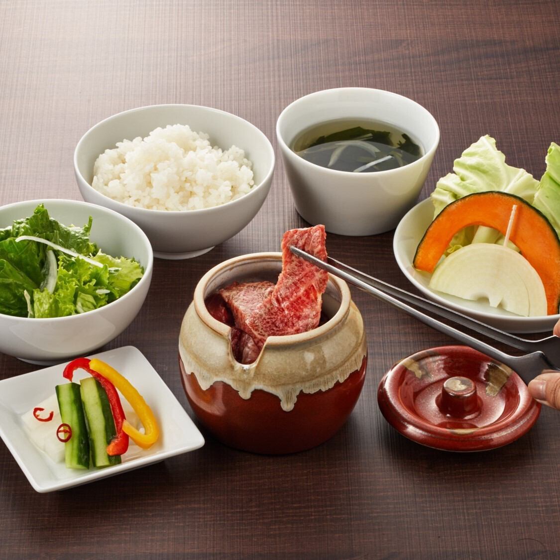 午餐菜单以村上牛肉为主,并设有饮料吧。