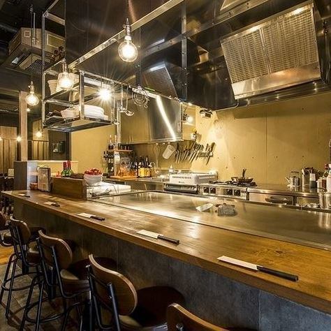 大きな鉄板を前にして座れるカウンター席があり、対面で鉄板料理を出しています。シェフとの会話を楽しみながら、臨場感あふれる料理の様子も見られる特等席です。