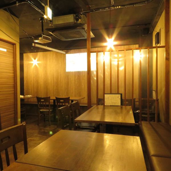 它由一对父子经营，儿子曾在御好烧餐厅接受培训，父亲则在酒店工作多年。西式铁板烧美食，将铁板烧与西餐精髓相结合，以其时尚的外观和美味而受到人们的欢迎，非常适合女孩们的夜晚外出。
