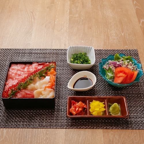Luxurious meat and seafood bento