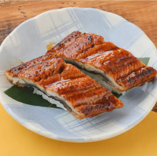 兩塊炙烤鰻魚壽司