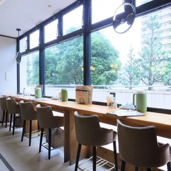 一歩足を踏み入れると、ディテールにこだわった上品な調度品と温かみのある光が迎えてくれる上質な空間が広がります。お一人様で気軽に過ごせるカウンター席から、ソファー席など配置しており、子供連れのご家族にも最適です。落ち着いた空間の中で、いつでも心を込めたおもてなしでお客様の特別なひとときを彩ります。