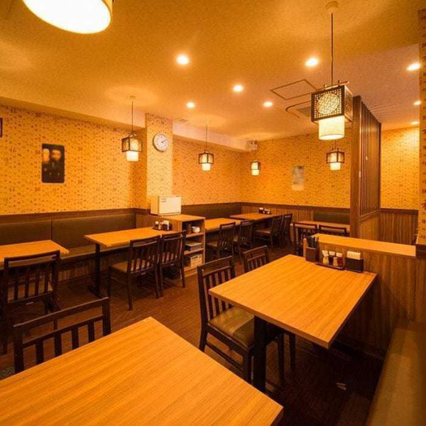 テーブル席は、会社帰りの食事やランチにおすすめ。どこか懐かしさを覚える温かみのある店内で、ご家族・友人同士・会社の方々と、ごゆっくり本格中華をお楽しみください☆【貸切】【宴会】も承ります。お気軽にお問合せください！