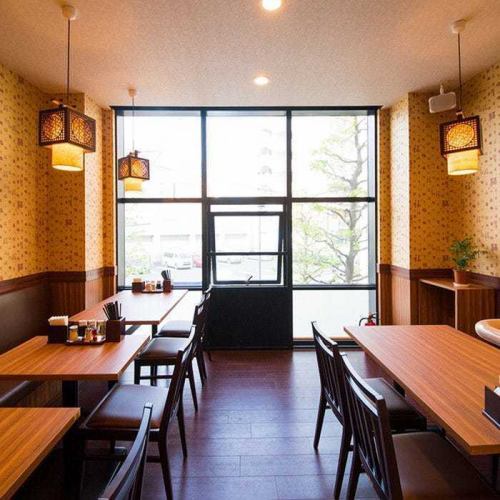 「貸切宴会」はいかがでしょうか？30名様～ご利用可能ですが、閑散期はこの限りではありません。お気軽にお問い合わせください！きな窓から降り注ぐ自然光や月光がとても開放的と大人気の2階席です。