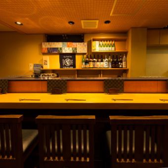 一个柜台座位，您可以享受与日本清酒专业人士的对话，是一个放松的空间。它也受到普通客户的喜爱。