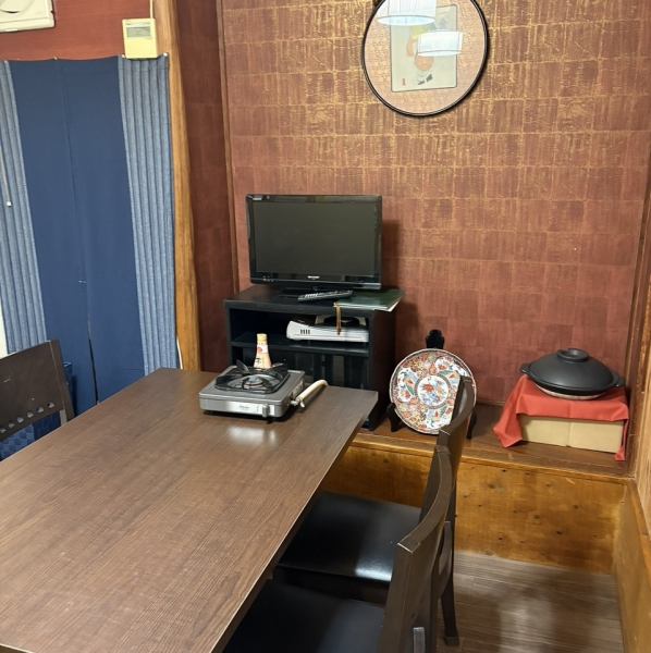 大型宴会に対応できる広々とした空間をご用意しています。奥の半個室は接待や会食に人気で、落ち着いた雰囲気が魅力です。上品な内装とゆったりとした席配置で、周囲を気にせず会話を楽しめます。宴会や特別な集まりに最適な環境で、料理とともに心地よい時間をお過ごしください。