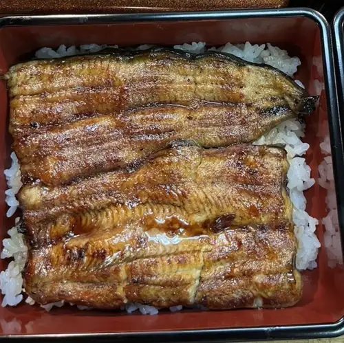 熟練の炭火焼き。パリッ、ふわ、じゅわっ。三位一体の至高の鰻。