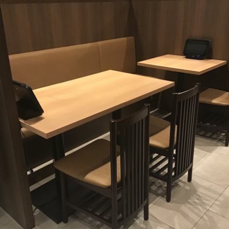 テーブルボックス席4名掛け2席、6名掛け1席。店内は静かで半個室の様にご利用いただけます！