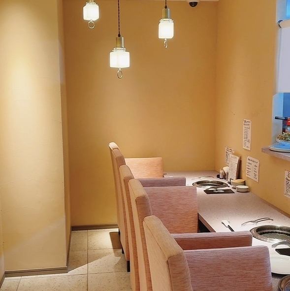 大人の隠れ家のような落ち着きを感じられる当店◎鮮度抜群のお肉を仕入れており、ゆったり美味しいお肉に舌鼓♪ご家族でのお食事や記念日・誕生日のお祝い、還暦祝い、接待などのシーンでもご利用いただけます。