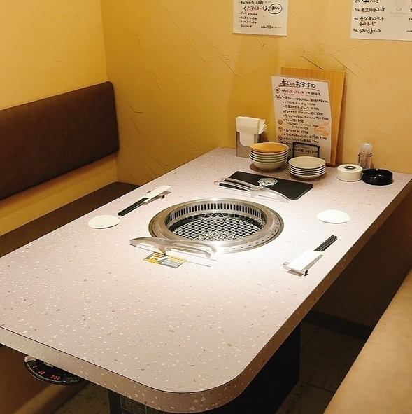 心落ち着く淡い白と茶色ベースでまとまった店内◎当店は半個室7席、完全個室1席を完備しており、ゆったりお過ごしいただくことが可能です。厳選して仕入れた鮮度抜群のお肉をご提供しておりますので、是非ご利用ください♪