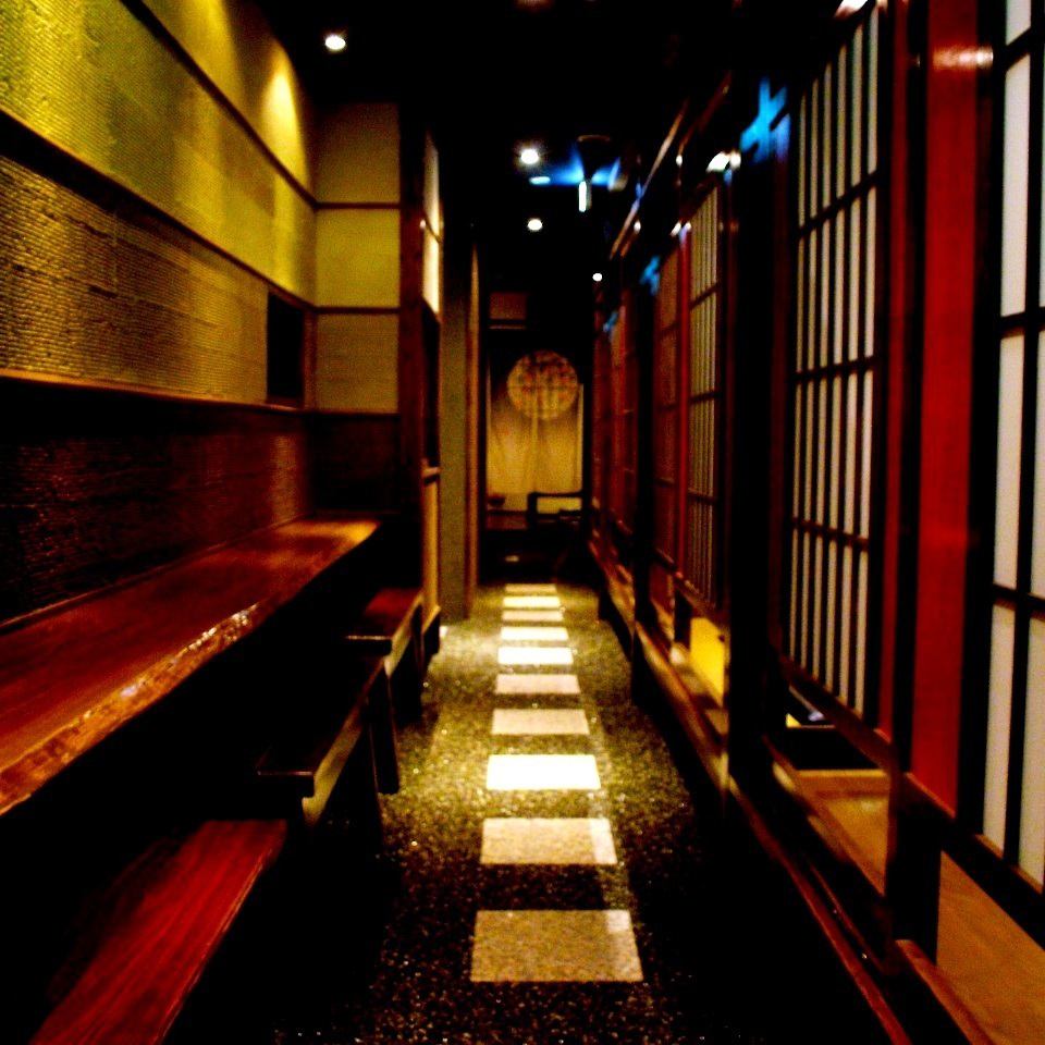 こだわり料理の数々。人数に応じた個室も完備。上質な空間です。