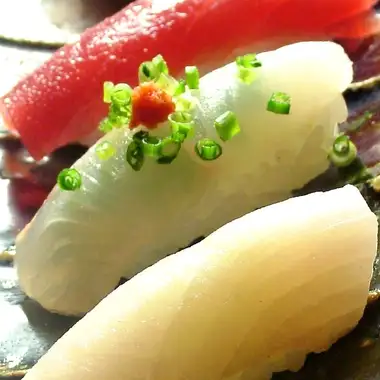 【時令盛宴套餐】包含3種刺身、握壽司、日式及牛牛排等。 （僅限餐點：5300日圓）