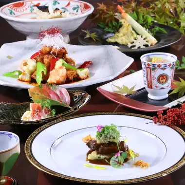 11月1日起:【时令盛宴套餐】脆米饭配酱汁、和牛牛颊肉、红雪蟹配酱汁等……仅餐食:4200日元