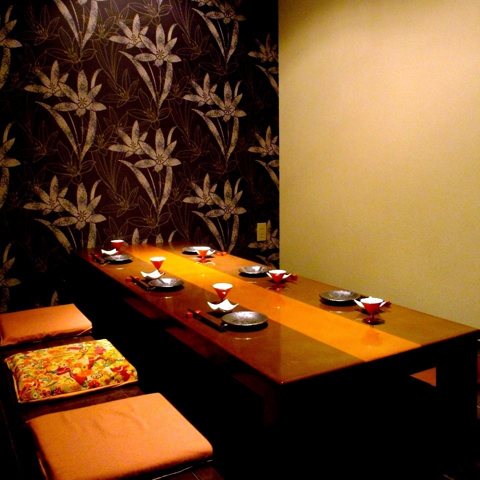 The private rooms are perfect for dates.We also offer an all-you-can-drink option.