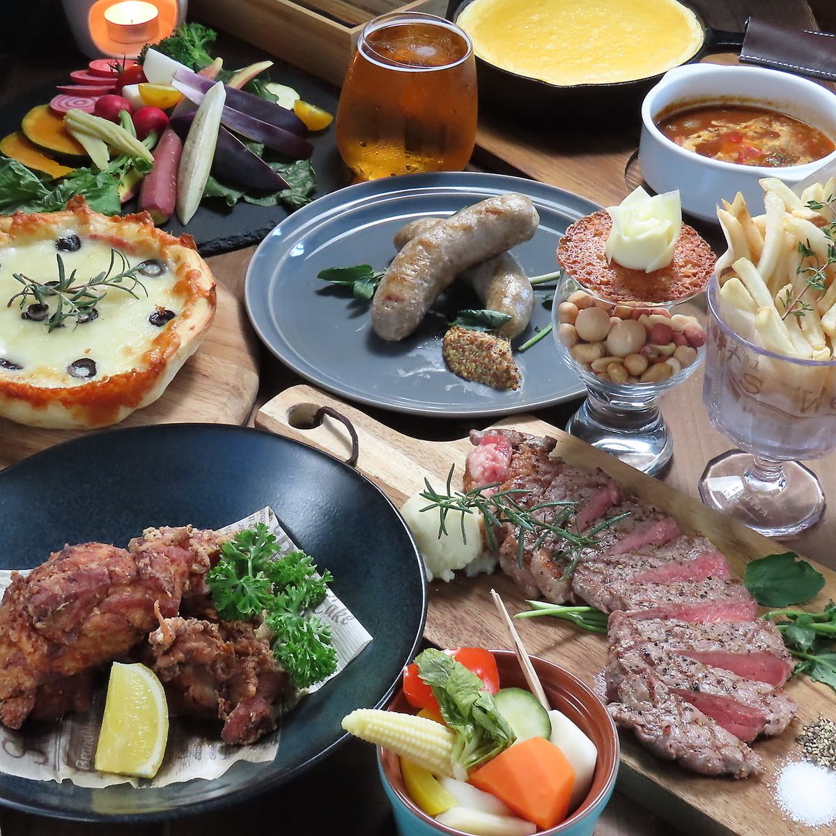 お昼は気軽にランチが楽しめるカフェ、夜はおつまみが豊富なダイニングバー