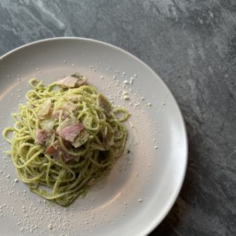 たっぷりベーコンのジェノベーゼパスタ