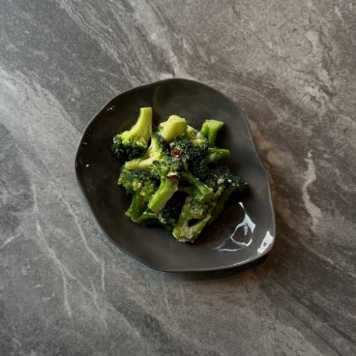 ブロッコリーのガーリック炒め(ぺぺロン風)