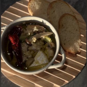 鶏肉とキノコのアヒージョ