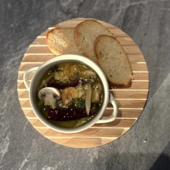 シーフードとブロッコリーのアヒージョ