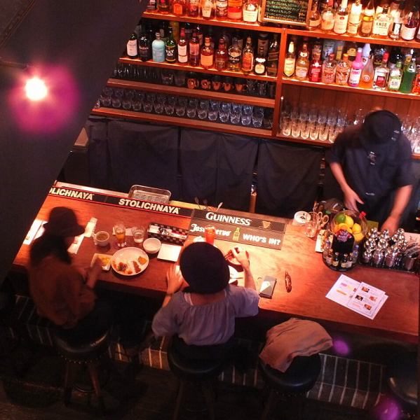 赤と黒を基調にしたシックな店内は、照明も控えめで心地よい雰囲気。 “ゆっくり飲みたい大人の時間” を過ごしたい方にぴったりの空間です！