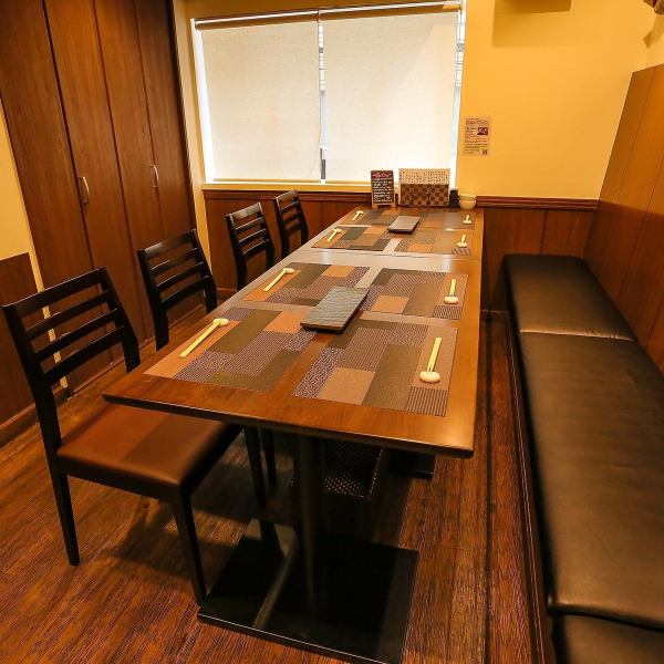 【The use by groups can also be used.】 Five people can use the table for 2 people together for 10 people.The table seats offer a relaxing space by comfortably picking up the audience seats.We also accept charters from 12 people.If you are interested please do not hesitate to contact the shop together with the number of people and budget.