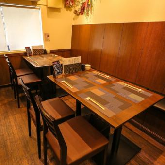【ゆったり食事を楽しめる】5名様テーブルが2卓ございます。くっつけてご利用頂くことも可能です。会社の宴会や、ご友人とのお食事会など、シーンに合わせてご利用下さい。