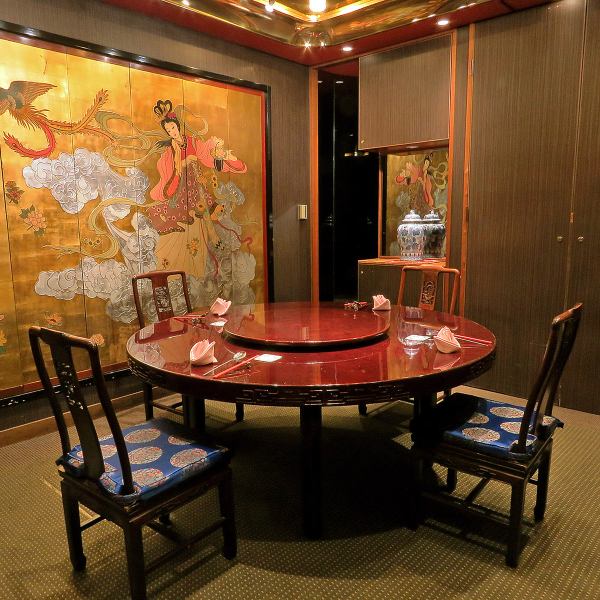 翠鳳では高級感溢れる内装とお客様が落ち着ける空間を演出しています。通路ひとつにしてもお客様がお楽しみ頂けるようなつくりとなっております。