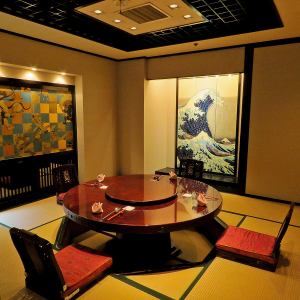 A sunken kotatsu-style round table that seats 6 people (room price: ¥3,300 per room)