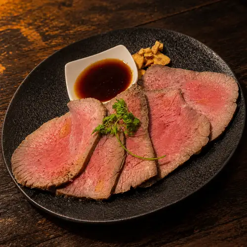 精心烹制的肉类菜肴，分量十足！