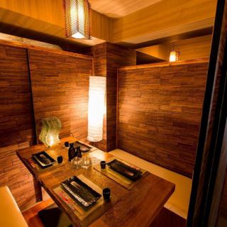 【最大70名様まで】こちらのお席は歓送迎会などの中規模のご宴会に最適です！フロアまるごと貸切も出来ます！付かず離れず、全員の顔が見渡せるテーブル席で、二次会や女子会にもご利用くださいませ。個室のご予約はお早めにどうぞ！[新宿 バル 宴会 飲み会 飲み放題 貸切 食べ放題 合コン 女子会]