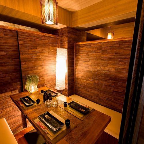 【最大70名様まで】こちらのお席は歓送迎会などの中規模のご宴会に最適です！フロアまるごと貸切も出来ます！付かず離れず、全員の顔が見渡せるテーブル席で、二次会や女子会にもご利用くださいませ。個室のご予約はお早めにどうぞ！[新宿 バル 宴会 飲み会 飲み放題 貸切 食べ放題 合コン 女子会]