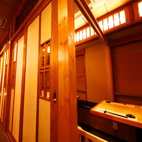 個室も含めた店舗全体を貸し切れば、70名様までご着席頂ける大宴会会場に！個室でしっぽりと語り合うもよし、フロアで気の置けない仲間とワイワイ騒ぐもよし。用途に合わせて幅広くご利用いただけます。[新宿 バー 歓迎会 送別会 ハイボール 誕生日 記念日 デート パーティー]