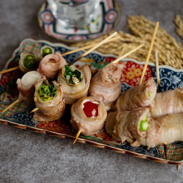 九州・博多名物として人気の「野菜巻き串」。瑞々しい野菜の甘みと肉の旨みが一口の中で融合した一品。