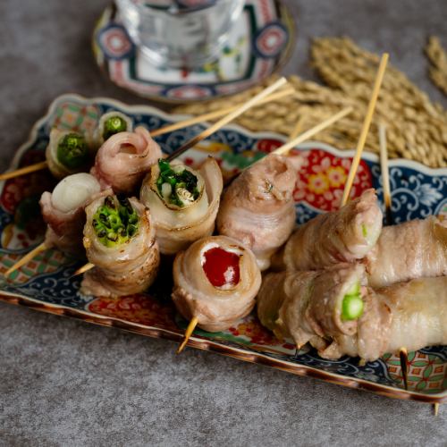 九州・博多名物として人気の「野菜巻き串」。瑞々しい野菜の甘みと肉の旨みが一口の中で融合した一品。