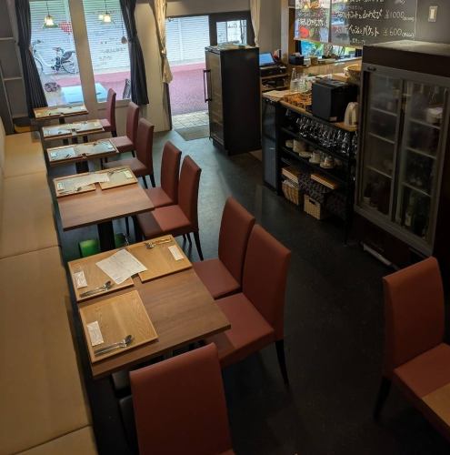 ゆったりしたつくりのテーブル席です