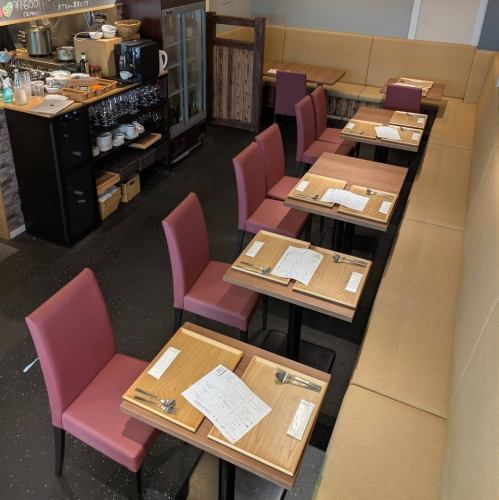 幅広でゆったりしたソファー席