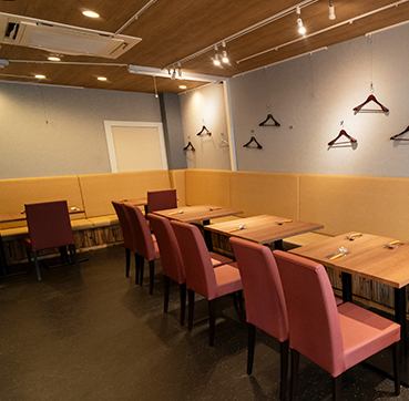 都会の喧騒を忘れさせてくれるような静かで落ち着いた隠れ家的なお店♪イタリアのちょっとしたレストランやカフェみたいなお洒落な空間作りにこだわってます◎お車でお越しのお客様には、要予約で1台分の駐車場もご用意しておりますので、ぜひお気軽にご来店くださいませ。駅から徒歩5分とアクセスもバッチリ!