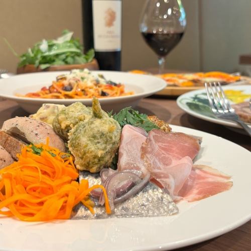 小皿料理とワインで乾杯♪