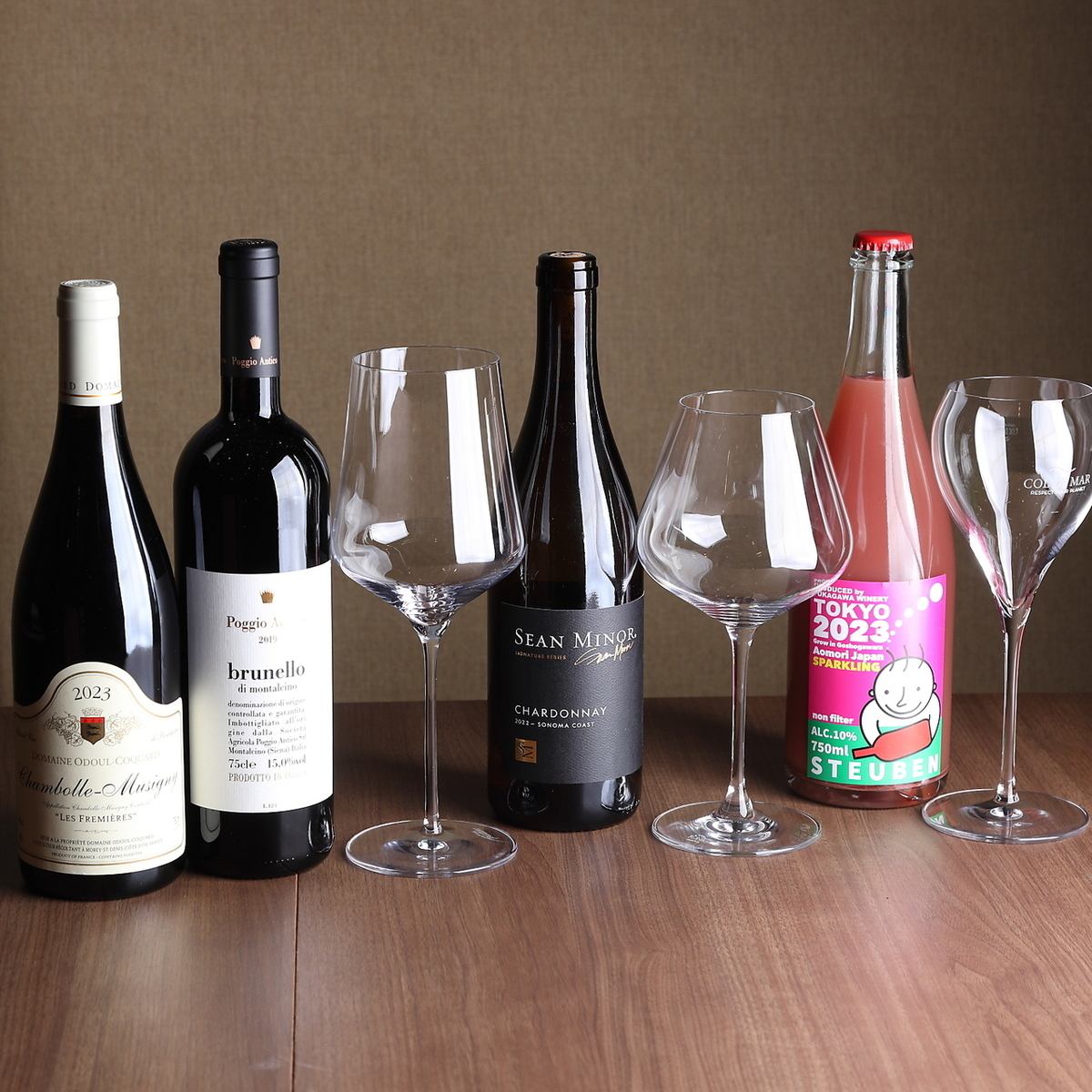 年間60回の試飲会から厳選した極上ワイン。自慢の小皿料理と共に